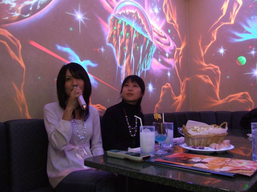 Karaoke in Japan : a Guide to Sing Your Heart Out!