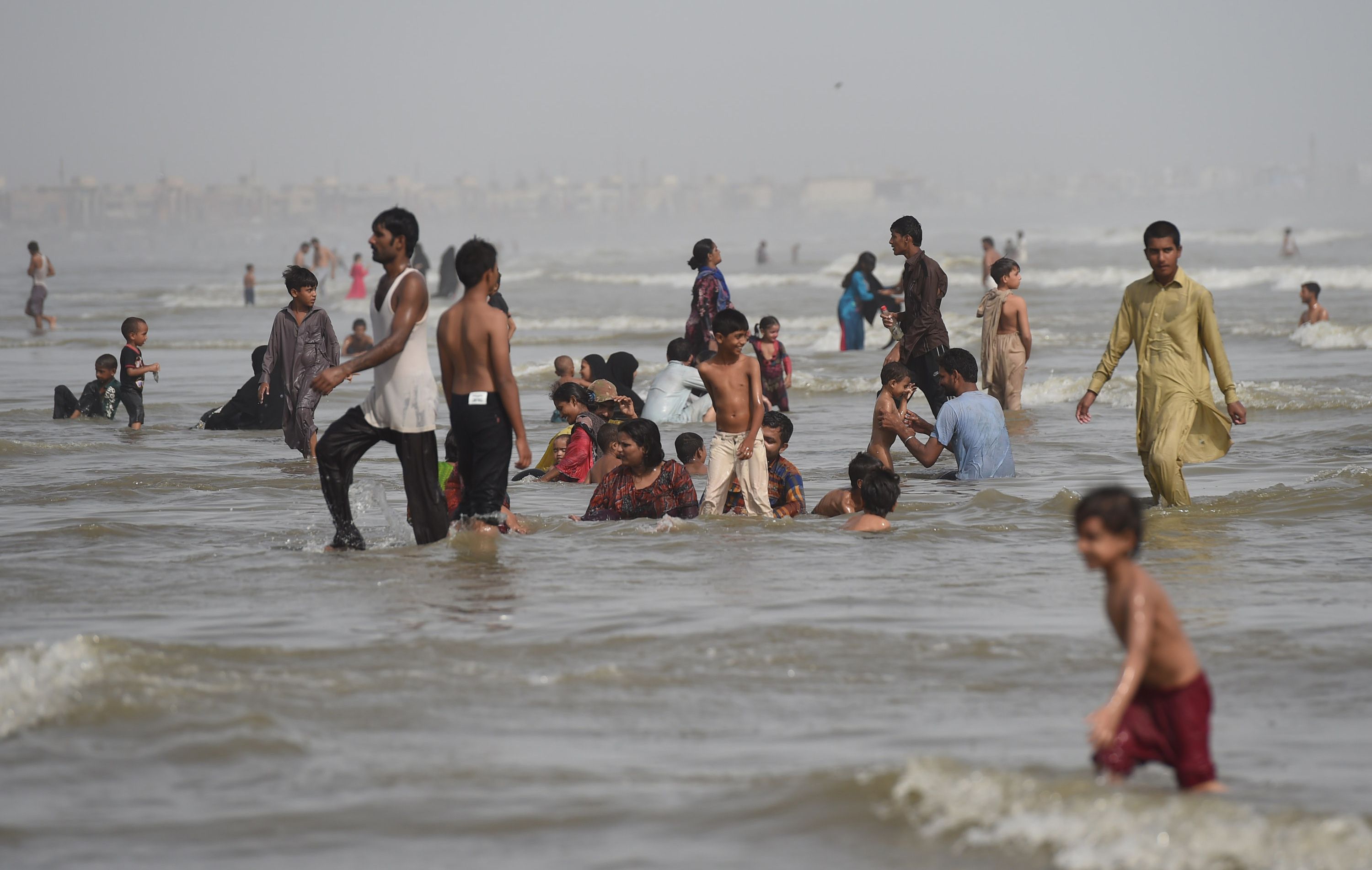 Blistering Pakistan Heat Wave Leaves Nearly 2,000 Dead Over Last Two ...