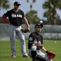 Ichiro Suzuki will return to Miami Marlins in 2016, needing 65