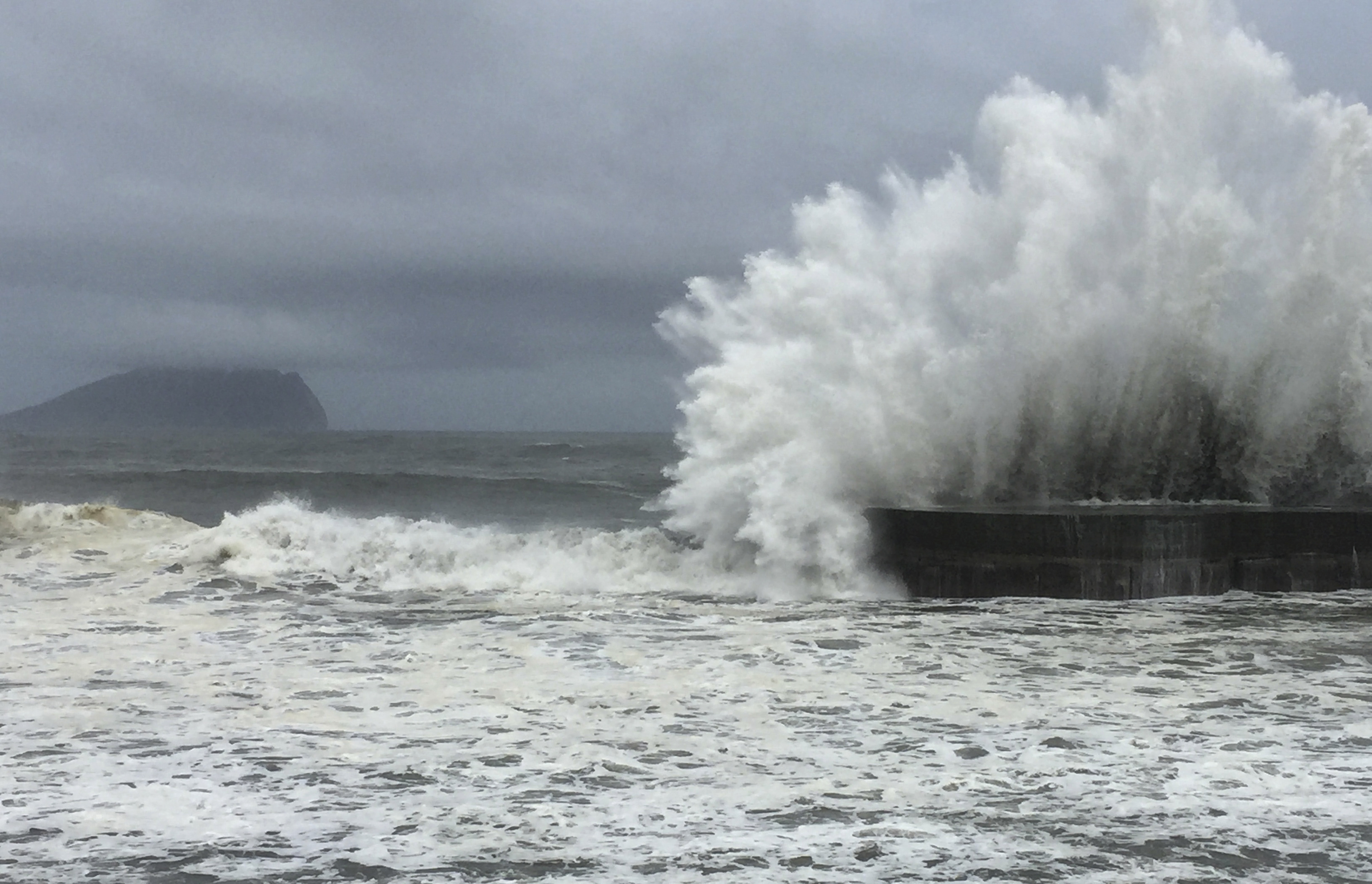 One dead, thousands evacuated as Typhoon Nepartak hits Taiwan The