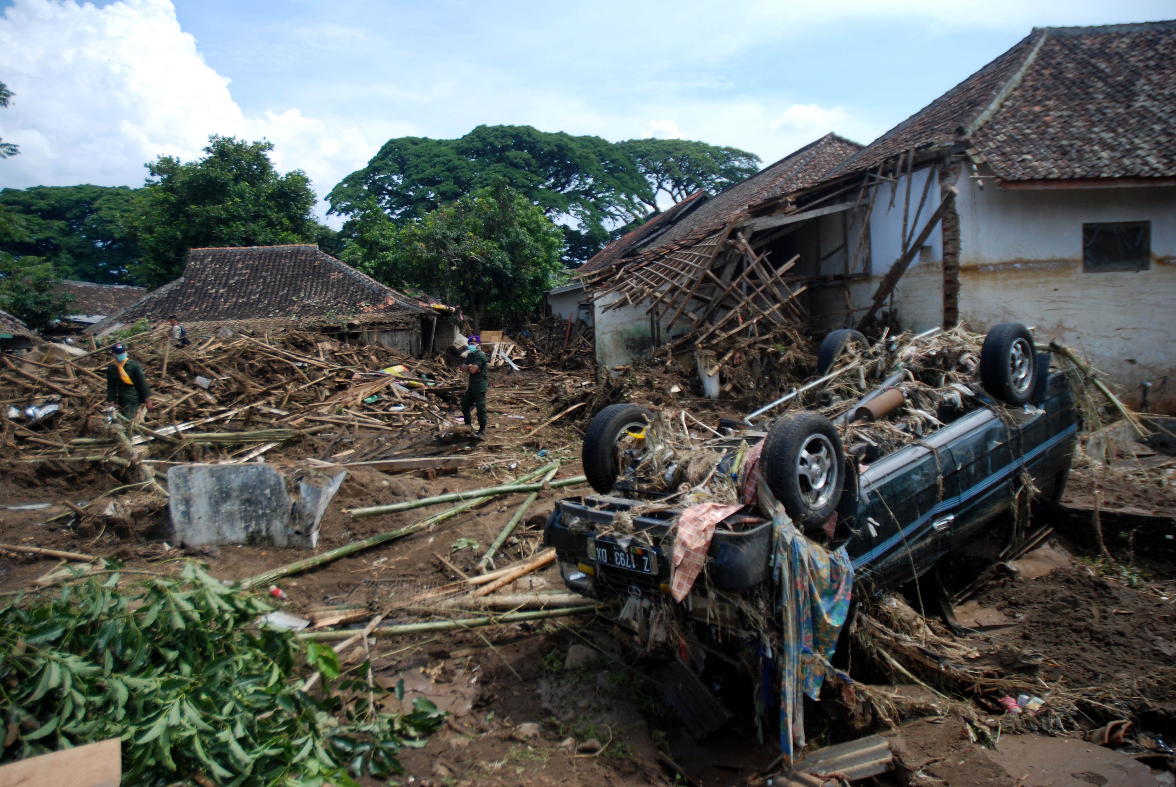 26 Dead, 19 Missing In Indonesian Landslides, Floods | The Japan Times