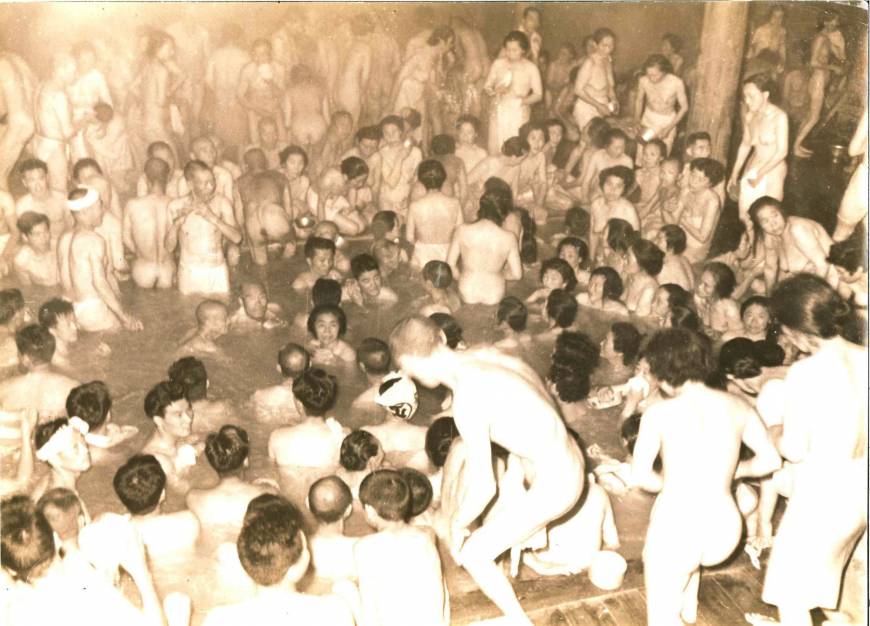 Last Splash Immodest Japanese Tradition Of Mixed Bathing May Be On The 3324