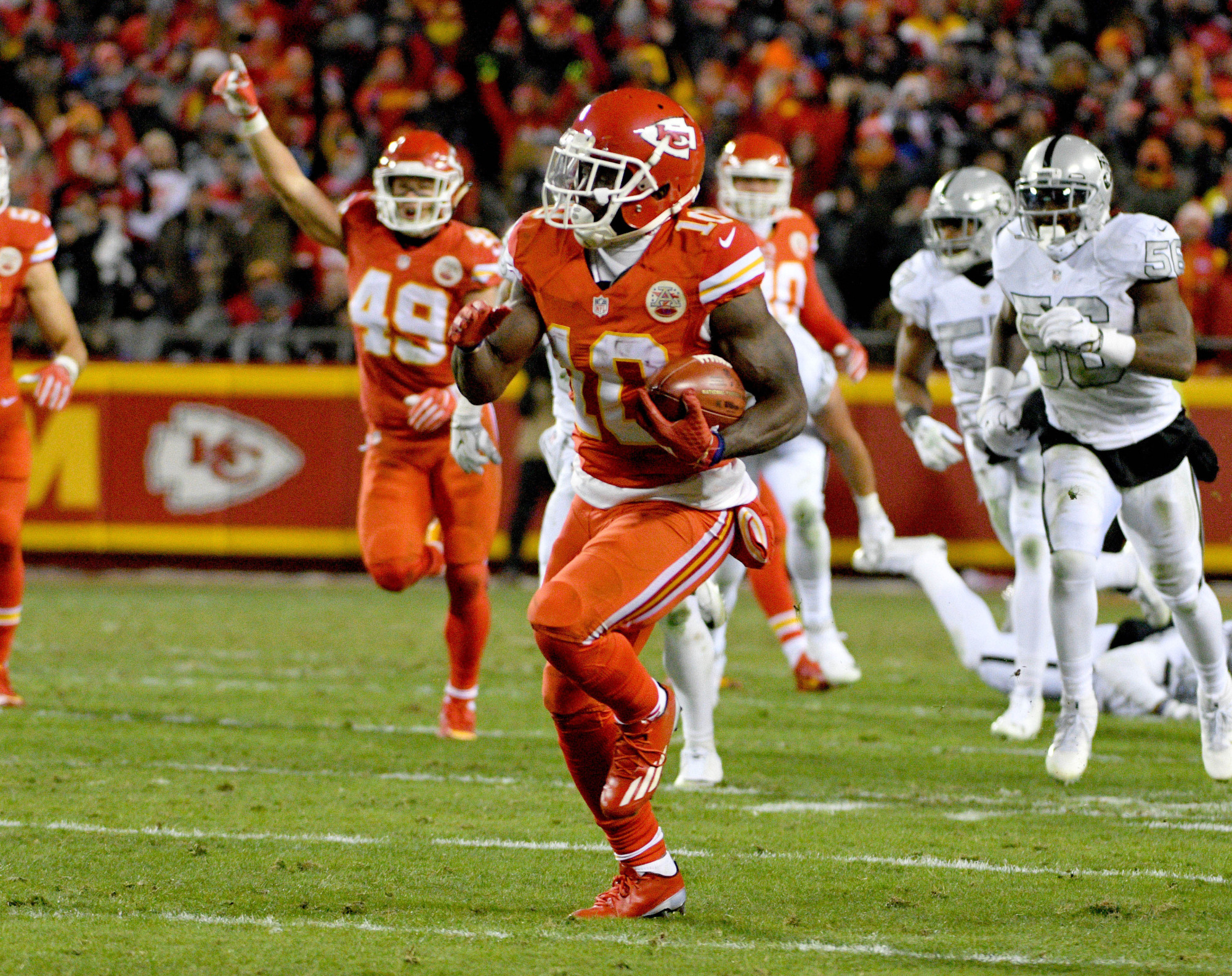 Chiefs hold off Raiders, move into first place in AFC West | The Japan Times