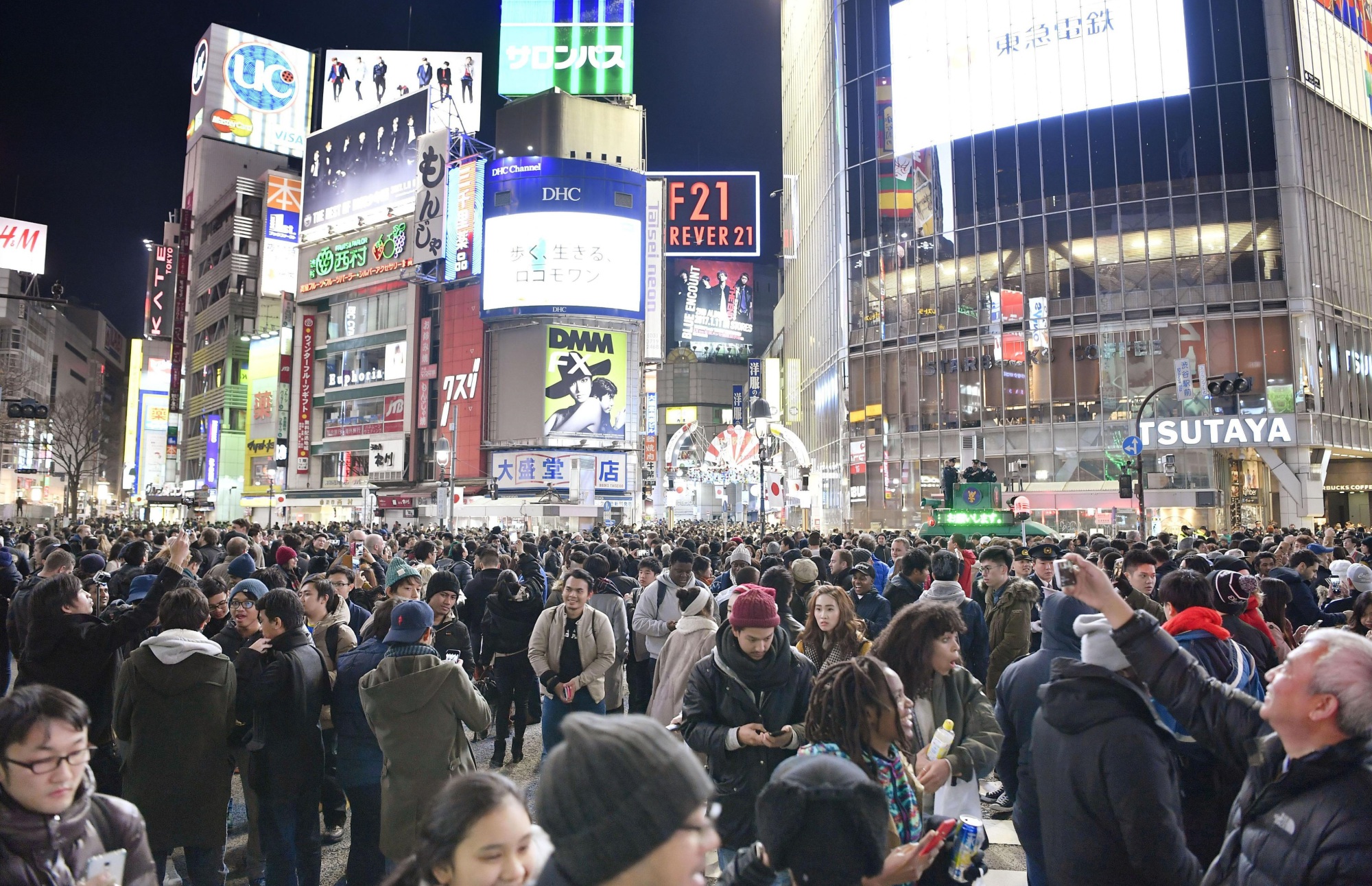 New Year S Eve Crowds Enjoy Car Free Shibuya Scramble Crossing The