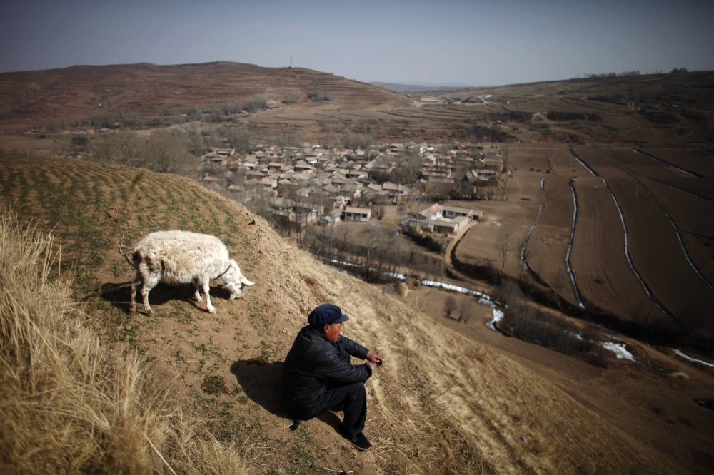 Earthquake kills at least 100 in northwestern China