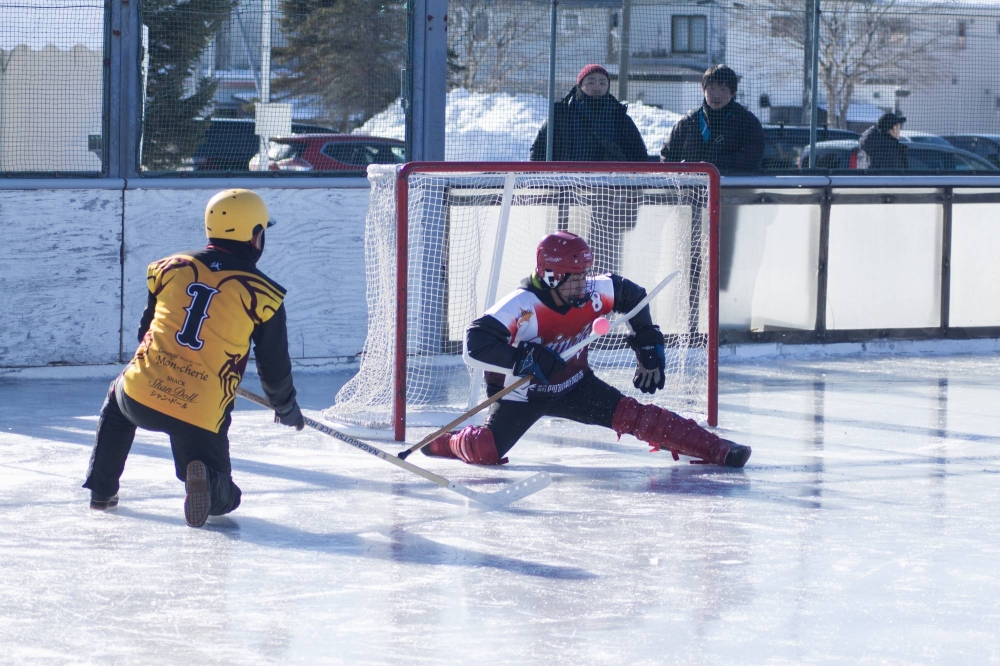 A pastime in frozen Hokkaido Rubber boots ice hockey The Japan