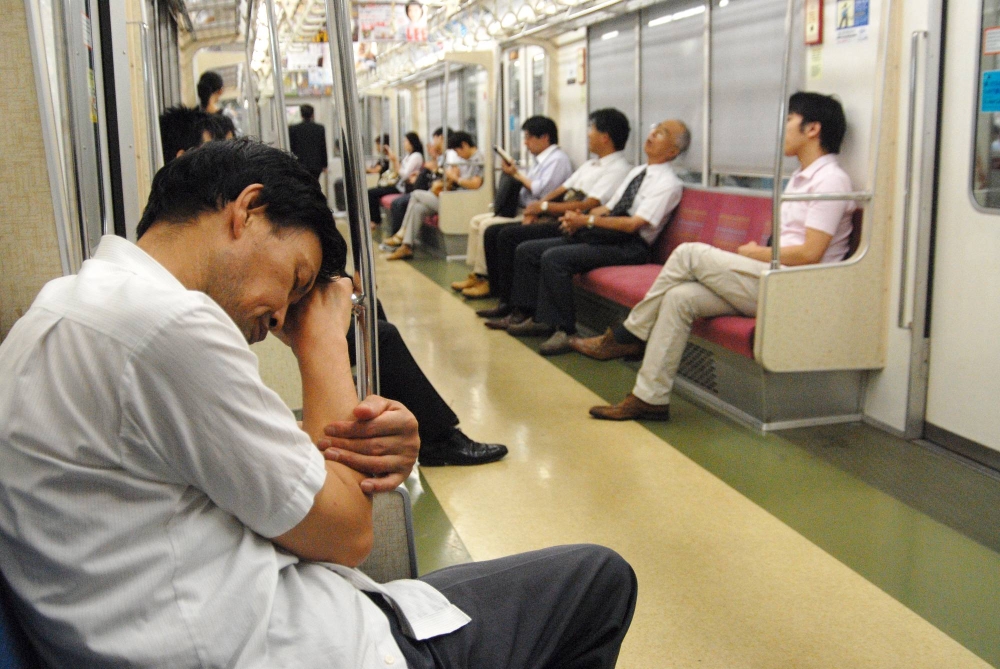 睡眠不足日本人25年前より半分に減った