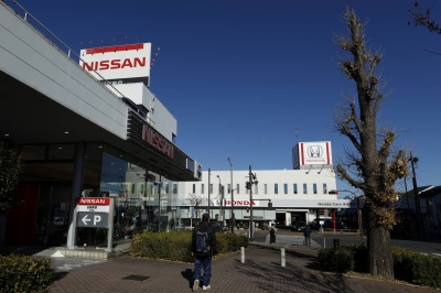 Nissan shares fall, pressured by Honda deal concerns