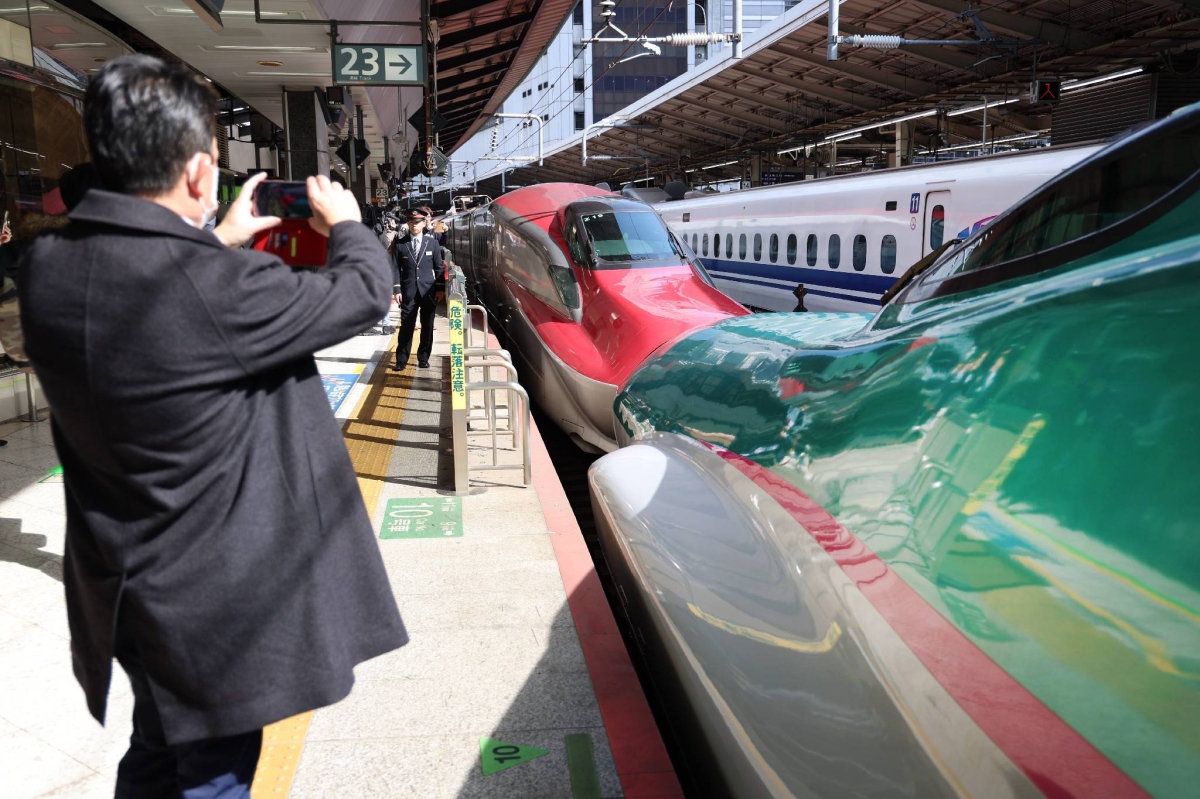 JR East resumes coupled shinkansen operations