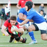 Teikyo\'s Nicholas McCurran scores a try against Tokai University on Tuesday in the national college rugby championship semifinals at Prince Chichibu Memorial Rugby Ground. Teikyo won 31-12. | KYODO