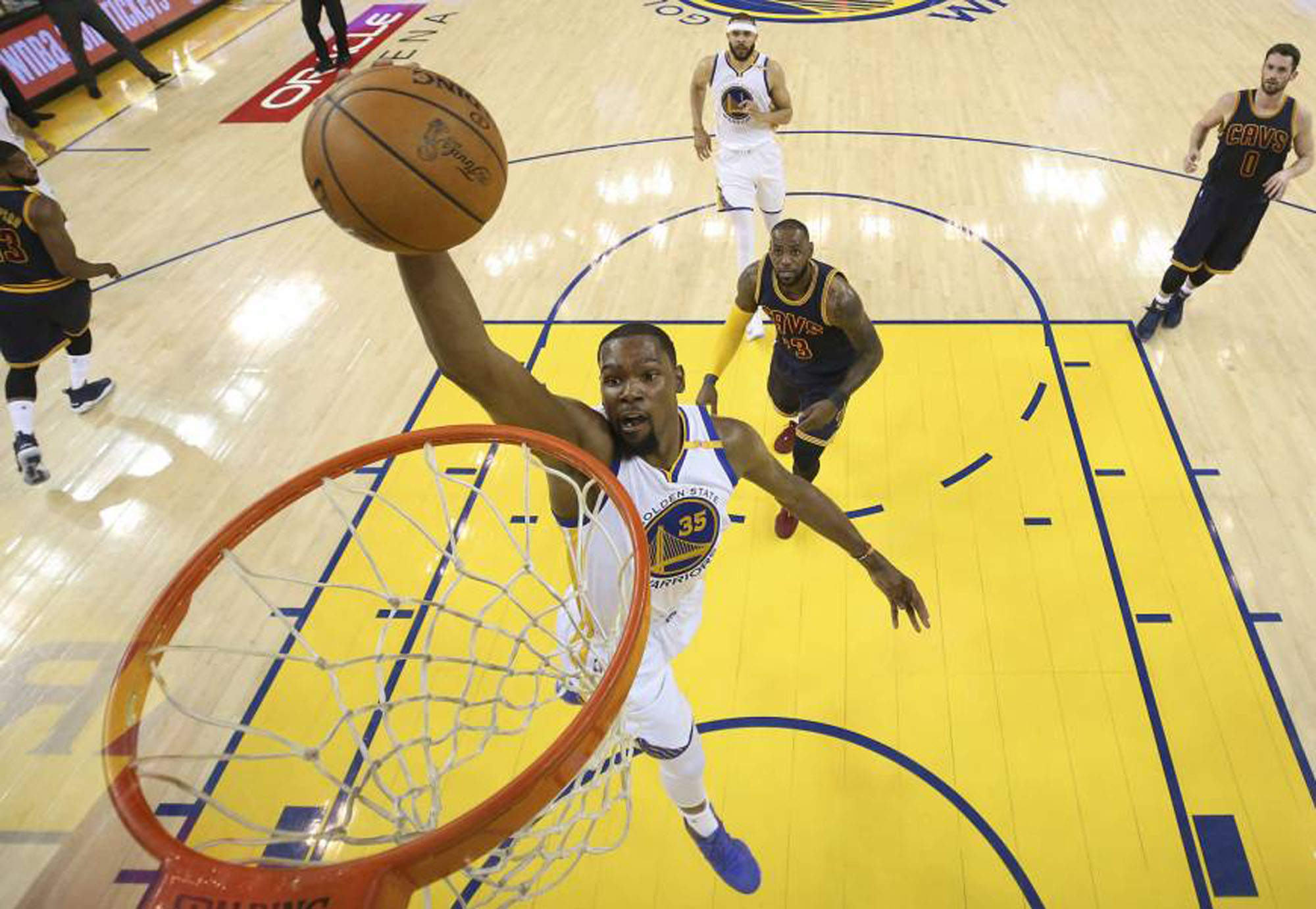 Kevin Durant travels with Golden State Warriors to Toronto ahead