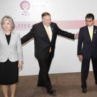 U.S. Secretary of State Mike Pompeo gestures between South Korean Foreign Minister Kang Kyung-wha and Foreign Minister Taro Kono on Friday in Bangkok after the three met to discuss the deterioration in Tokyo-Seoul ties. | KYODO