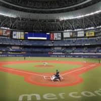 The Buffaloes play an intrasquad game on Monday at Kyocera Dome in Osaka. | KYODO