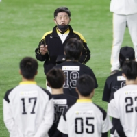 Hawks manager Kimiyasu Kudo (center) speaks to his players before practice on Nov. 23 at Fukuoka\'s PayPay Dome. | KYODO