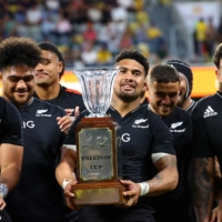 New Zealand captain Ardie Savea holds the Freedom Cup after the All Blacks\' win over South Africa\'s Springboks in the Rugby Championship on Saturday in Townsville, South Africa. | AFP-JIJI