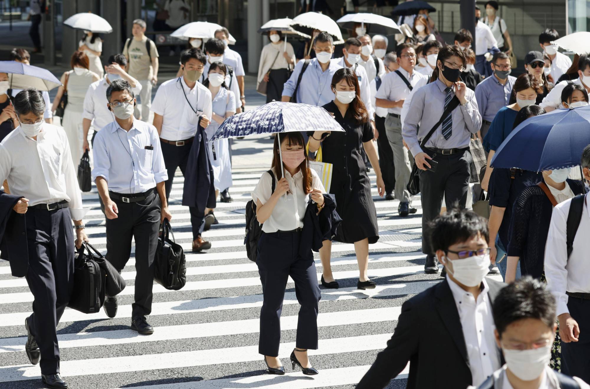 Despite official nudges, Japanese still not unmasking outside