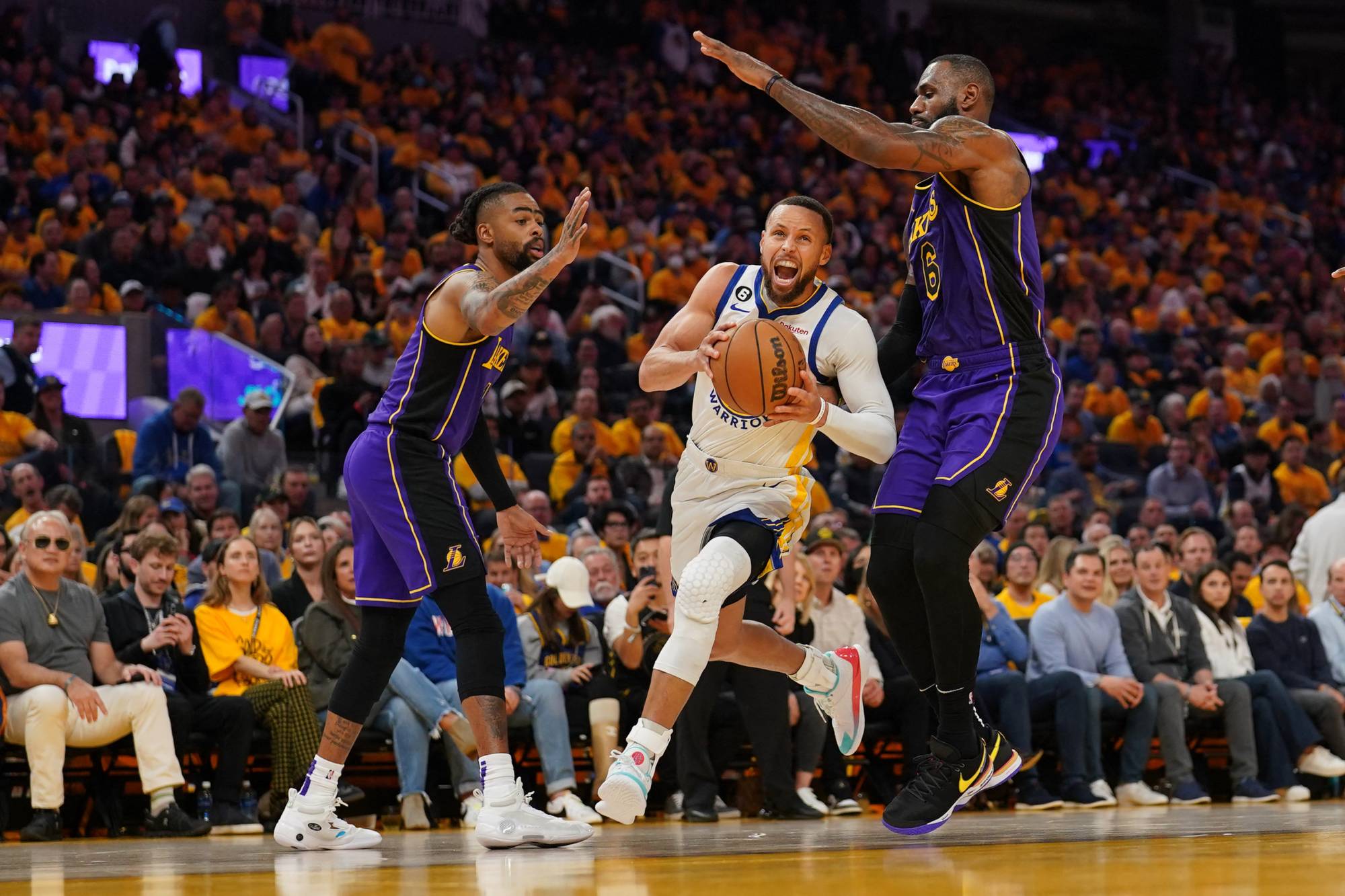 Stephen Curry leads Warriors past LeBron James and Lakers - The