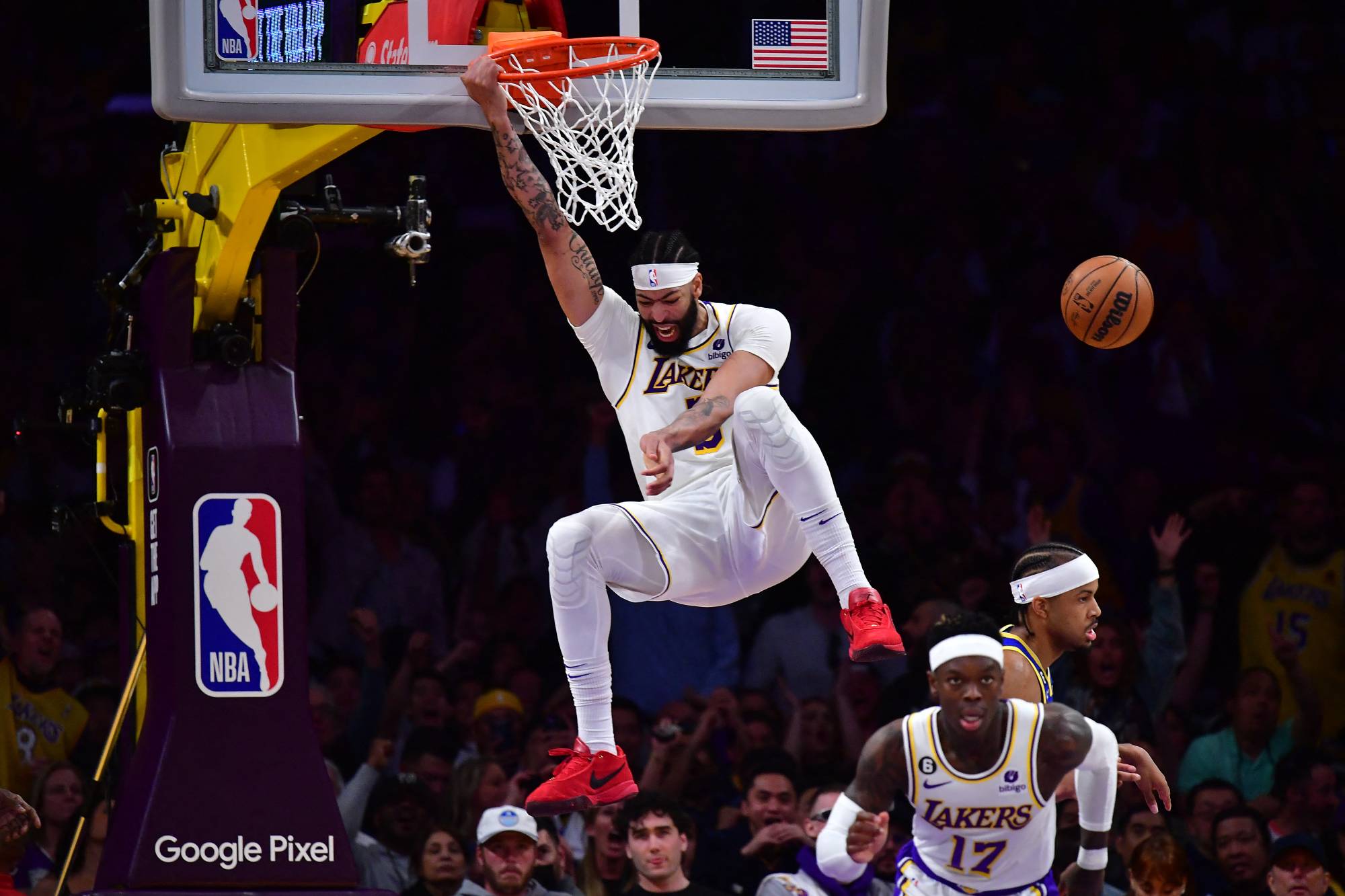 Lakers rout Warriors, Heat rip Knicks to grab NBA series leads