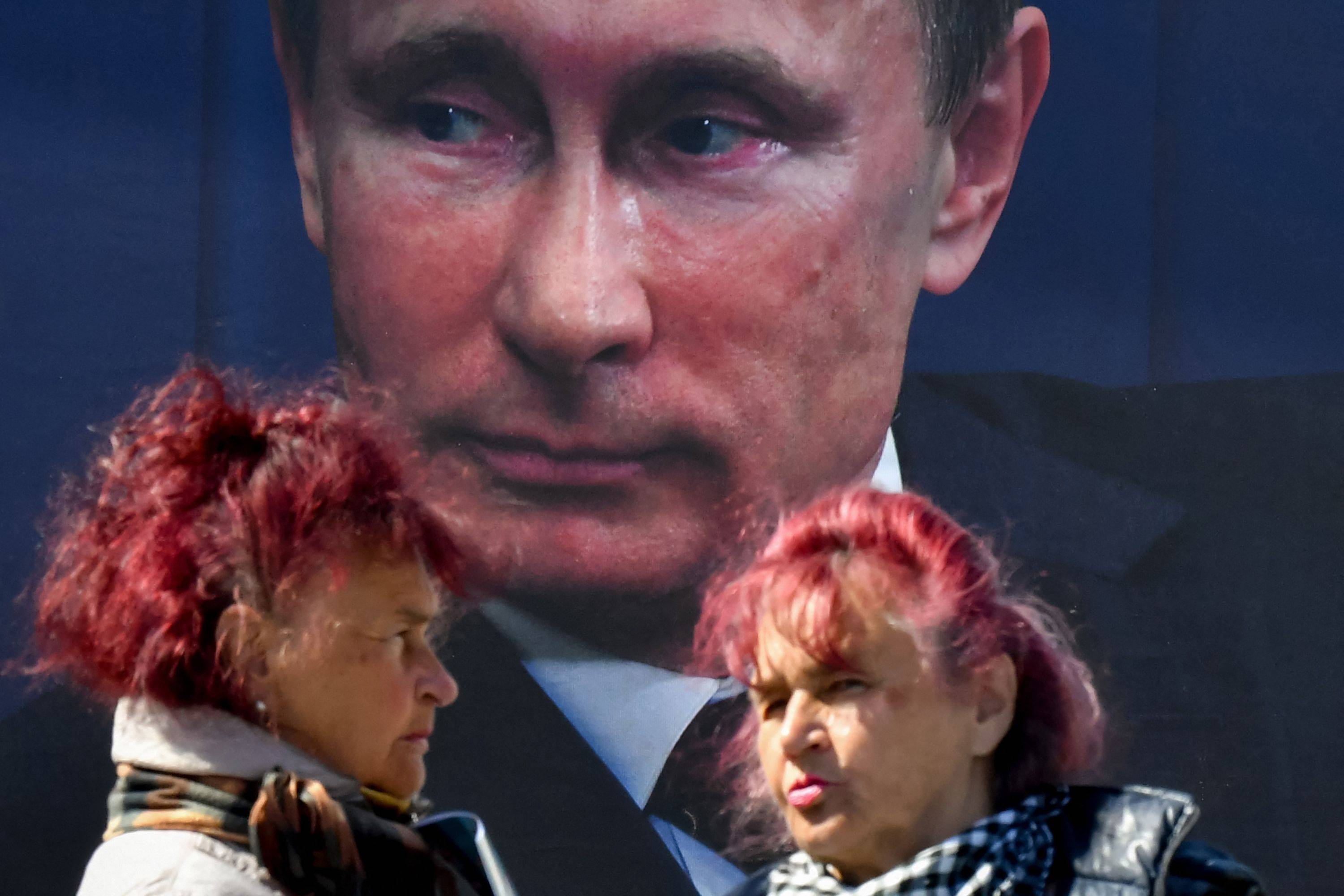 Fed up with the war and feeling powerless, Russians want Vladimir Putin to  end it - VoxEurop