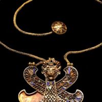 Gold inlaid pendant with a winged-genius (4th century B.C.) | KEIJI UEMATSU &amp; GALLERY NOMART