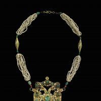 Moroccan pearl necklace with a gold, emerald and pearl pendant (18th century) | QATAR MUSEUMS AUTHORITY COLLECTION