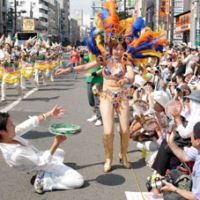 Spectators and amateur photographers get excited by the passionate performance of the dancers and musical troupes at the Asakusa Samba Carnival in August 2007. | YOSHIAKI MIURA PHOTO