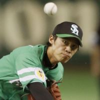Green machine: Fukuoka Softbank\'s Sho Iwasaki pitches during the Hawks\' 4-1 win over the Lions on Monday. | KYODO