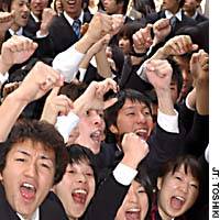 Vocational students gather Thursday in Tokyo\'s Hibiya Park to gear up for the job hunt. | PHOTO COURTESY OF TOSHIBA CORP.