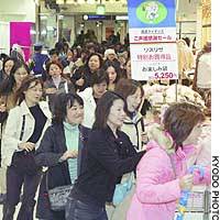 Shoppers pour into a Seibu department store outlet in Tokyo\'s Ikebukuro district at the start of a three-day sale celebrating the Seibu Lions\' victory in the Japan Series. | TAIGA URANAKA PHOTO