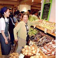 A woman shops for vegetables at an FR Foods Co. outlet in the Matsuya department store in Tokyo\'s Ginza district. | PHOTO COURTESY OF ISOTECH CO.