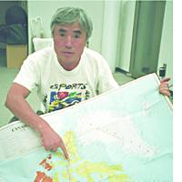 Mitsuro Oba points out the route for his planned 3,800km trek across Canada above the Arctic Circle. | PAG-ASA PHOTO