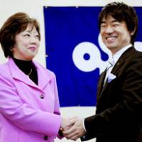 New Osaka Gov. Toru Hashimoto meets his predecessor, Fusae Ota, on his first day at work Wednesday. | KYODO PHOTO