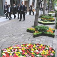 Colorful flowers liven up Marunouchi Naka Dori during the debut of Marunouchi Flower Weeks 2008 in Tokyo. | SATOKO KAWASAKI PHOTO.