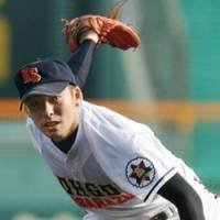Complete game: Kisarazu Sogo southpaw Suguru Tanaka gives up just one run over the distance against Tottori Nishi in the first round of the National High School Baseball Championship at Koshien Stadium on Saturday. The Chiba Prefecture school won 6-1. | KYODO PHOTO
