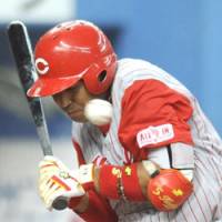 Ouch!: Carp cleanup hitter Kenta Kurihara is hit by a pitch from Hanshin\'s Tomoyuki Kubota at Kyocera Dome on Tuesday. Hiroshima cruised past the Tigers 6-1. | KYODO PHOTO