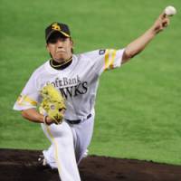 Bird of prey: Hawks starter Kenji Otonari throws a pitch against the Buffaloes during their game on Tuesday at Yahoo Dome. The Hawks won 13-2. | KYODO PHOTO