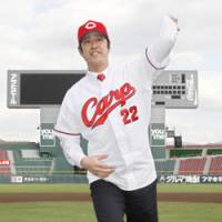 Back in town: Veteran southpaw Ken Takahashi returns to the Hiroshima Carp after a one-year stint in the big leagues. | KYODO PHOTO
