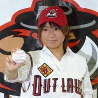 New challenge: Pitcher Eri Yoshida will play for the Golden Baseball League\'s Chico Outlaws this season. The season begins in May. | KYODO PHOTO