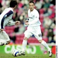 Hidetoshi Nakata of Bolton Wanderers controls the ball during a Premier League match against Middlesbrough March 26. | KYODO PHOTO