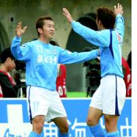 Yoshiaki Ota (left) of Jubilo Iwata celebrates with teammate Shinji Murai after scoring during Sunday\'s game against Sanfrecce Hiroshima. | KYODO PHOTO