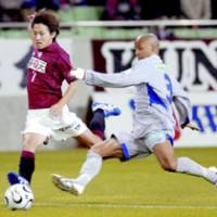 Vissel Kobe forward Park Kang Jo (left) battles Avispa Fukuoka defender Alex for control of the ball during the first leg of their promotion/relegation playoff on Wednesday at Kobe Wing Stadium. The match ended in a scoreless draw. | KYODO PHOTO
