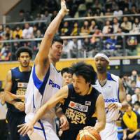Solid performance: Link Tochigi Brex point guard Yuta Tabuse, seen dribbling through traffic, scores 16 points against the Panasonic Trians in the opening game of their best-of-three JBL playoff semifinal series on Saturday. Panasonic beat Link Tochigi 91-81. | KYODO PHOTO