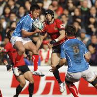 Up for grabs: Toshiba captain Toshiaki Hirose catches the ball during his side\'s 6-0 win over the Sanyo Wild Knights in Sunday\'s Top League Playoff Tournament Final. | AKI NAGAO