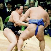 Yokozuna Asashoryu forces out ozeki Kaio to improve to 12-2 on Saturday in 14th-day action of the Spring Grand Sumo Tournament at Osaka Prefectural Gymnasium. | KYODO PHOTO