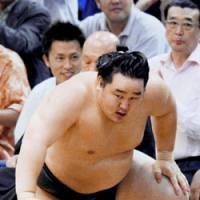 Lousy performance: Asashoryu, who posted a 3-2 record in the Nagoya Grand Sumo Tournament, will not capture his 23rd Emperor\'s Cup this month. He quit the tournament on Friday, opting to focus on recovering from injuries. | KYODO PHOTO