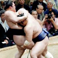 No longer undefeated: Ozeki Kotomitsuki forces out Goeido to hand the No. 5 maegashira his first loss of the Autumn Grand Sumo Tournament on Saturday at Ryogoku Kokugikan in Tokyo. Goeido was the last unbeaten wrestler in the tourney. | KYODO PHOTO