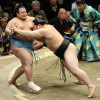 Like a bull: Yokozuna Asashoryu (right) extends his winning streak to six in the New Year Grand Sumo Tournament. | KYODO PHOTO
