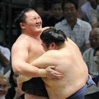 Nothing\'s perfect: Hakuho reacts to his first defeat at the Nagoya Grand Sumo Tournament. | KYODO PHOTO