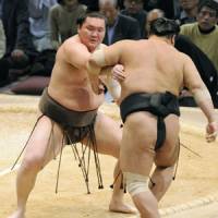 Easy does it: Hakuho scores another win at the Kyushu Grand Sumo Tournament on Monday. | KYODO PHOTO