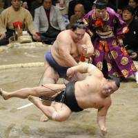 Historic moment: Ozeki Kaio defeats Chiyotaikai on Tuesday for his record 808th victory in sumo\'s elite division. | KYODO PHOTO